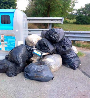 Rifiuti abbandonati o non conferiti correttamente: scattano le sanzioni da parte della polizia locale