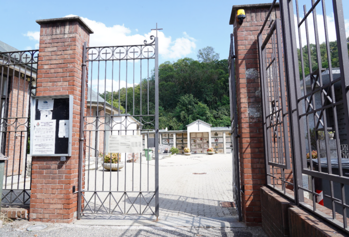 Cimitero di via Superga in balìa del degrado: spuntano anche delle ossa dal terreno