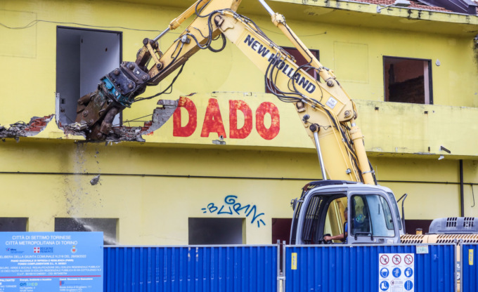 Iniziata la demolizione del “Dado”: al suo posto uno dei progetti di punta dell’amministrazione Piastra – IL VIDEO