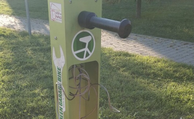 Vandalizzata la colonnina per i ciclisti al parco De Gasperi
