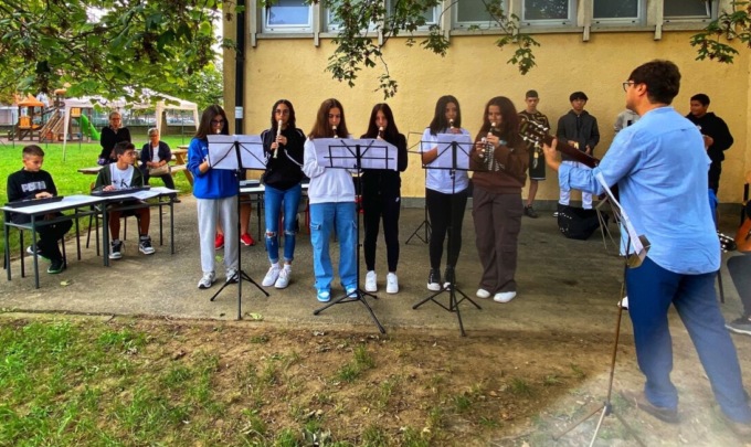 Musica e colori per la festa di inizio anno alla scuola Andersen