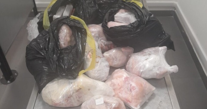 Fermato in aeroporto con 65 chili di carne in valigia