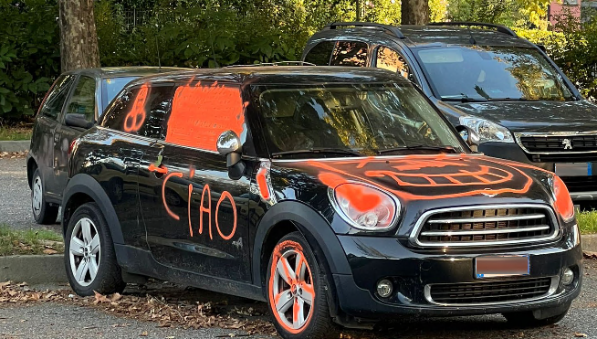 San Mauro: esce e si ritrova l’auto completamente imbrattata