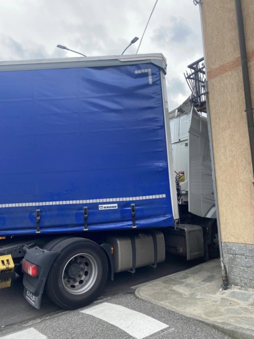 Ennesimo tir “incastrato” a San Mauro: colpito un balcone