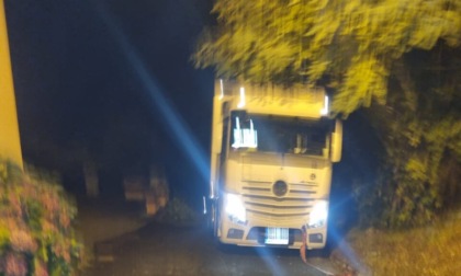 Camion incastrato in Collina: notte di lavoro per la Protezione civile