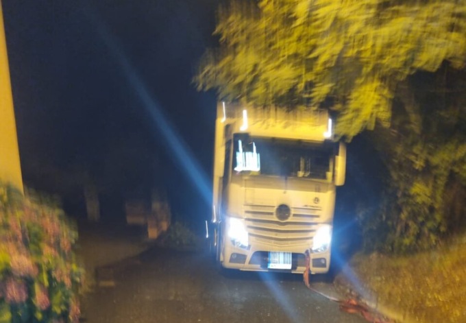 Camion incastrato in Collina: notte di lavoro per la Protezione civile