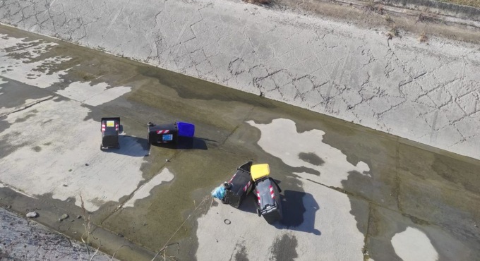 A Gassino bidoni gettati nel canale