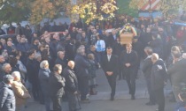 L'ultimo saluto a Massimo Pace, una folla commossa ai funerali