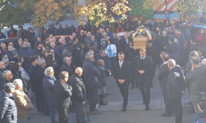 L'ultimo saluto a Massimo Pace, una folla commossa ai funerali
