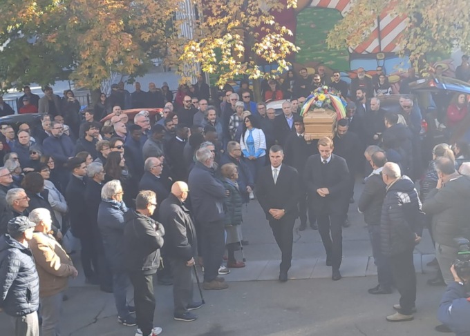 L’ultimo saluto a Massimo Pace, una folla commossa ai funerali