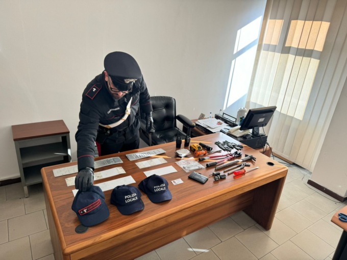 Auto rubate e “kit” per i furti: a Settimo scoperto il covo di una banda di malviventi