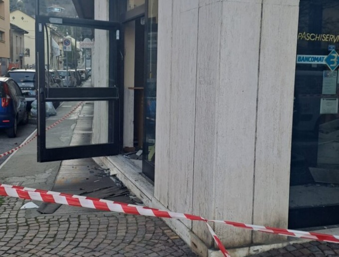 Boato nel cuore della notte a San Mauro: fanno esplodere un bancomat in centro