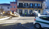 Paura in via della Repubblica: auto si schianta contro una vetrina