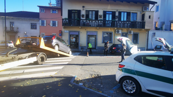 Paura in via della Repubblica: auto si schianta contro una vetrina