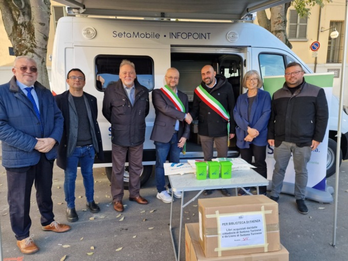 I libri donati dai settimesi consegnati alla biblioteca alluvionata di Faenza