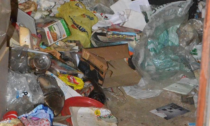 Viveva nella spazzatura: il Comune spende 13mila euro per ripulire