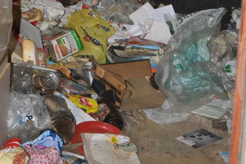 Viveva nella spazzatura: il Comune spende 13mila euro per ripulire