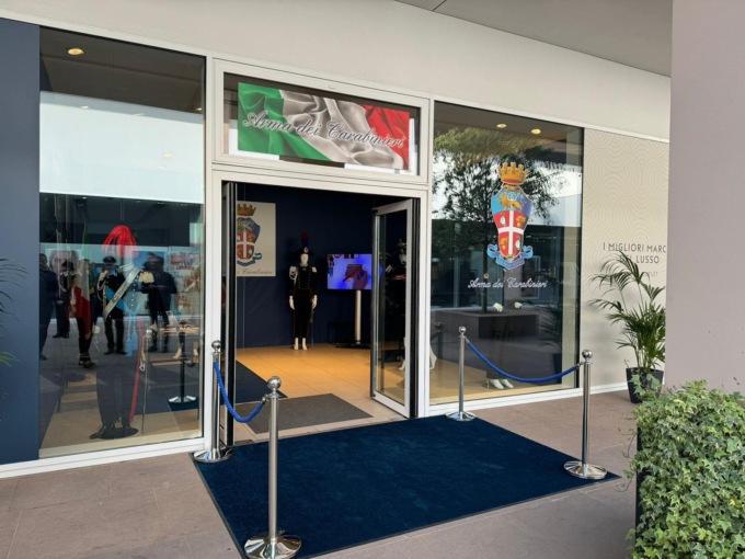 Coppia ruba scarpe e vestiti firmati, con loro c’era anche il figlio piccolo