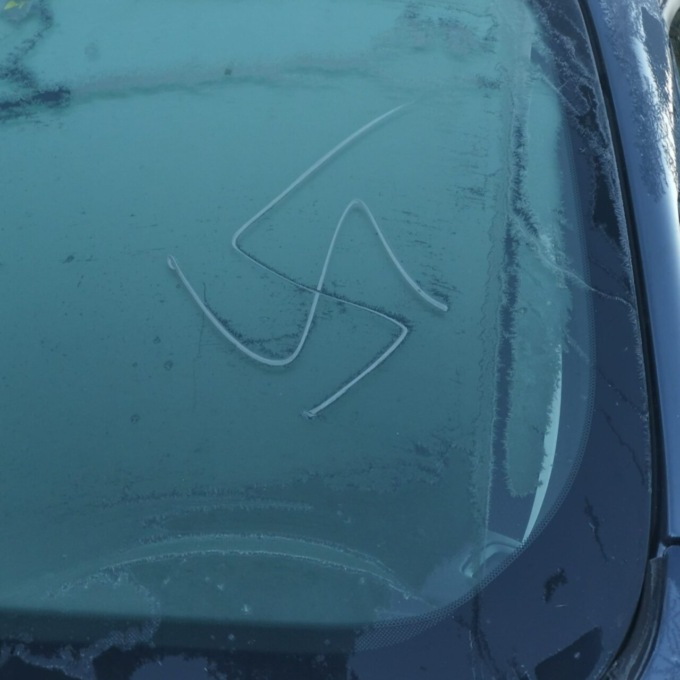 Svastiche e scritte pro Hitler su muri e auto