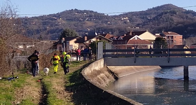 Cane cade nel canale: salvato dai Vigili del fuoco