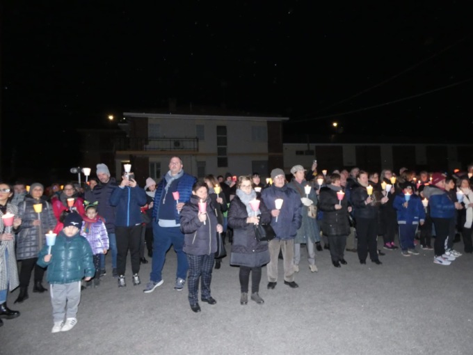 “Portatori di luce”, le foto del presepe vivente a San Mauro