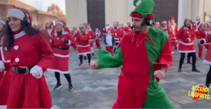 Caro Babbo Natale, la canto per bene: ecco il video di “Accendi lo Spirito”