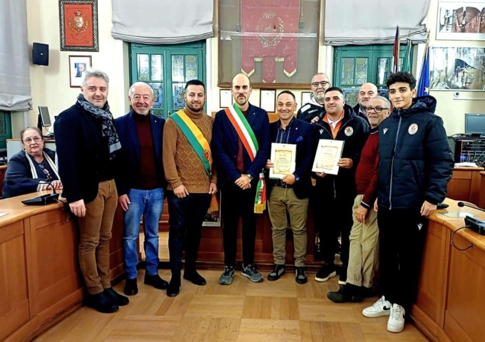 A Venaria premiati i “mister eroi” che hanno salvato due giovani calciatori sul campo