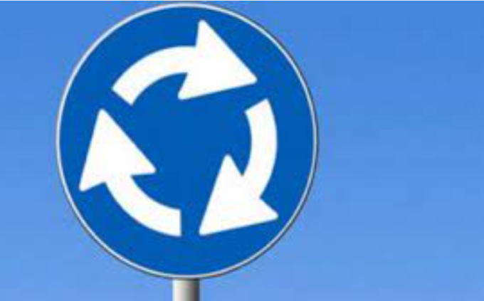 Nuova rotatoria in via Raffaello Sanzio ma arrivano le prime critiche