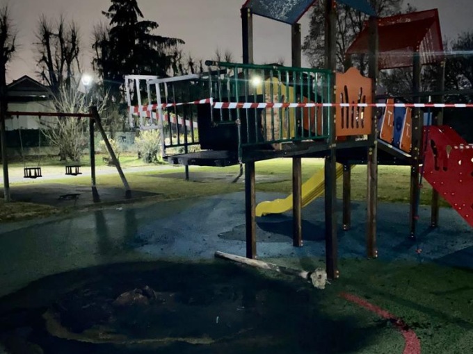 Danno fuoco agli scivoli: la sindaca invita i colpevoli a farsi avanti