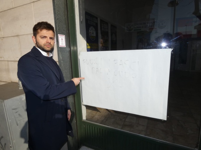 “Scritte offensive”, vandalizzata la sede della Lega a Settimo