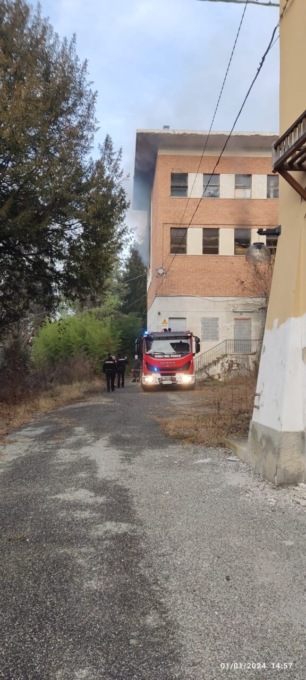 In fiamme due piani di uno stabile a San Mauro