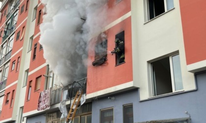 Appartamento completamente distrutto da un incendio: all'interno c'erano due anziani