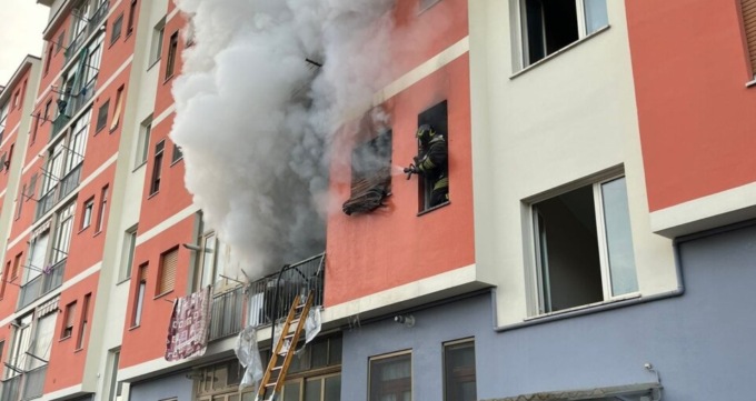 Appartamento completamente distrutto da un incendio: all’interno c’erano due anziani