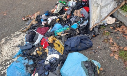 Fanno esplodere un bidone della raccolta di abiti usati: indignazione a Gassino