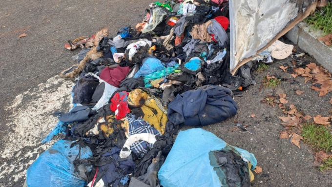 Fanno esplodere un bidone della raccolta di abiti usati: indignazione a Gassino