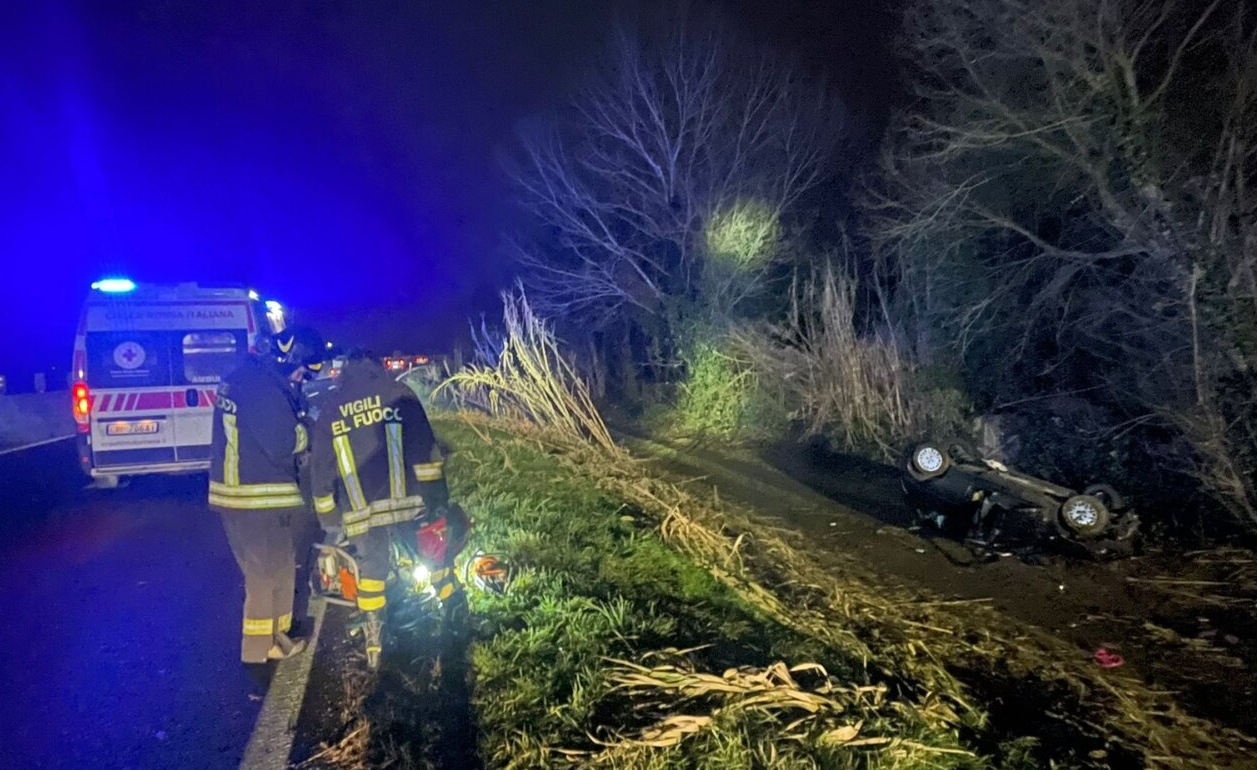 Auto si cappotta: donna estratta dalle lamiere - Prima Settimo