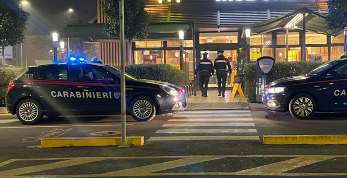 Urla e spinte nella zona del fast food