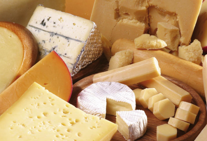 Ruba formaggi per 200 euro: voleva rivenderli per comprare la droga