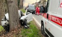 Si schianta con l'auto contro un albero: muore 86enne