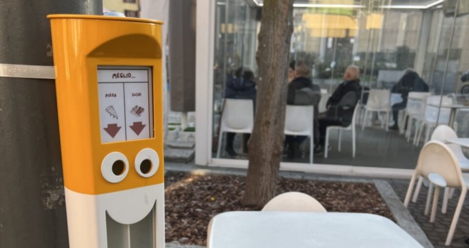 In centro a Settimo spuntano degli originali “raccogli mozziconi”