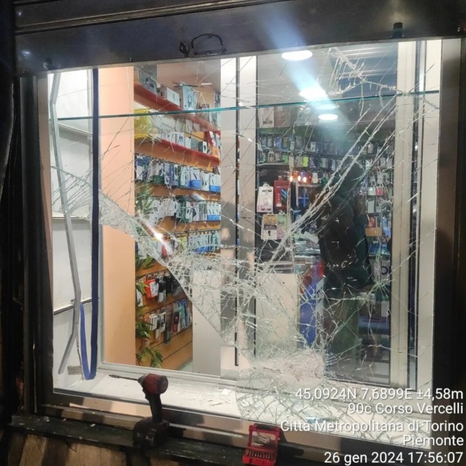 Spaccata in un negozio di Barriera Milano: due arresti