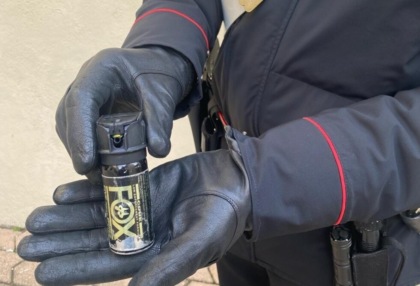 Diciassettenne tenta di truffare un’anziana e attacca i carabinieri con lo spray urticante