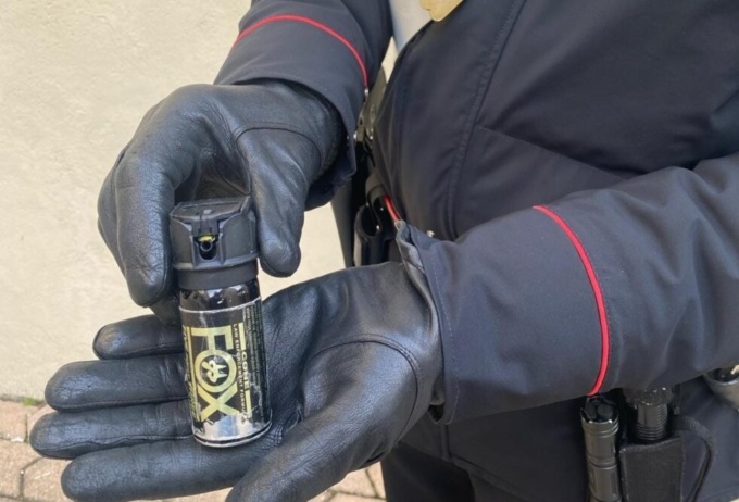 Diciassettenne tenta di truffare un’anziana e attacca i carabinieri con lo spray urticante