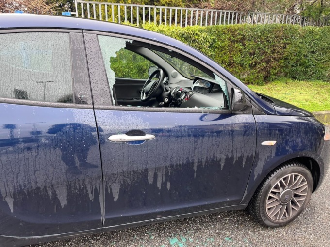 Sfondano il vetro dell’auto per rubarle la borsa: lei è incinta, ha un malore per lo shock