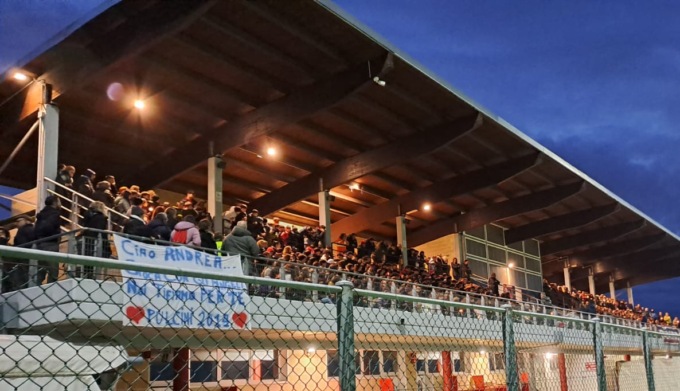 Un fiume di fiaccole e tanta commozione nel ricordo di Andrea