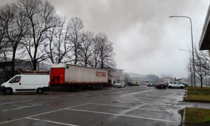 Incendio in un'azienda, colonna di fumo visibile a Settimo