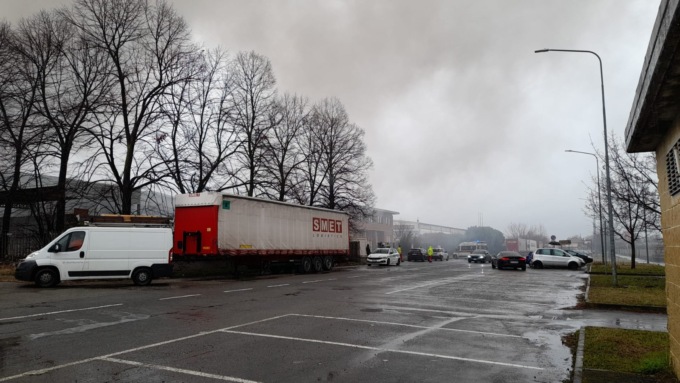 Incendio in un’azienda, colonna di fumo visibile a Settimo