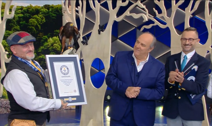 Daniele da Gassino allo Show dei record con la sua straordinaria prova di falconeria