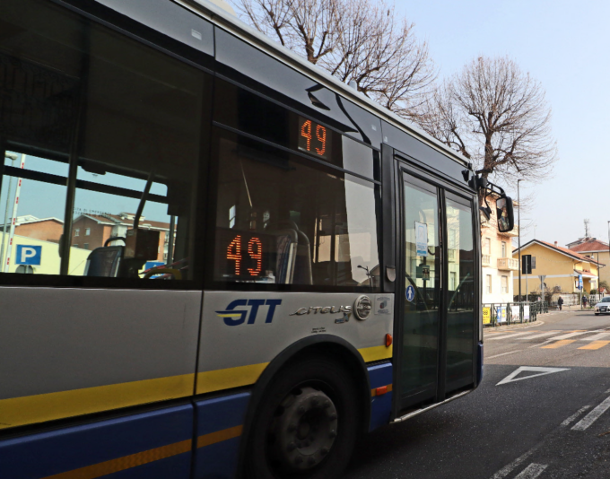 Droga e coltelli sull’autobus: denunciati tre giovani