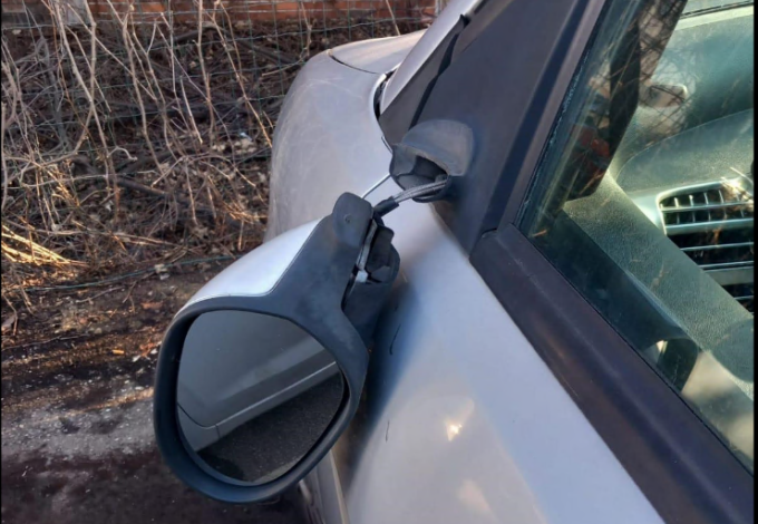 In preda al delirio fa “strage” di specchietti prima a Settimo e poi a Torino